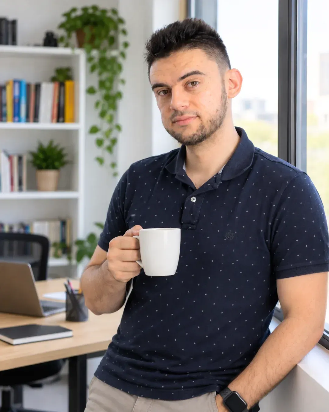 Álex Pulido con un café en su despacho de Valencia
